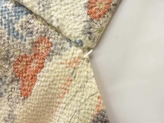  縮緬地　屋敷に草花模様小紋着物